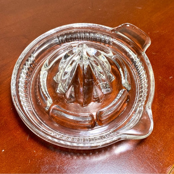 Crystal clear Glass lemon Squeezer, citrus
Juicer, extractor manual hand - Picture 8 of 9